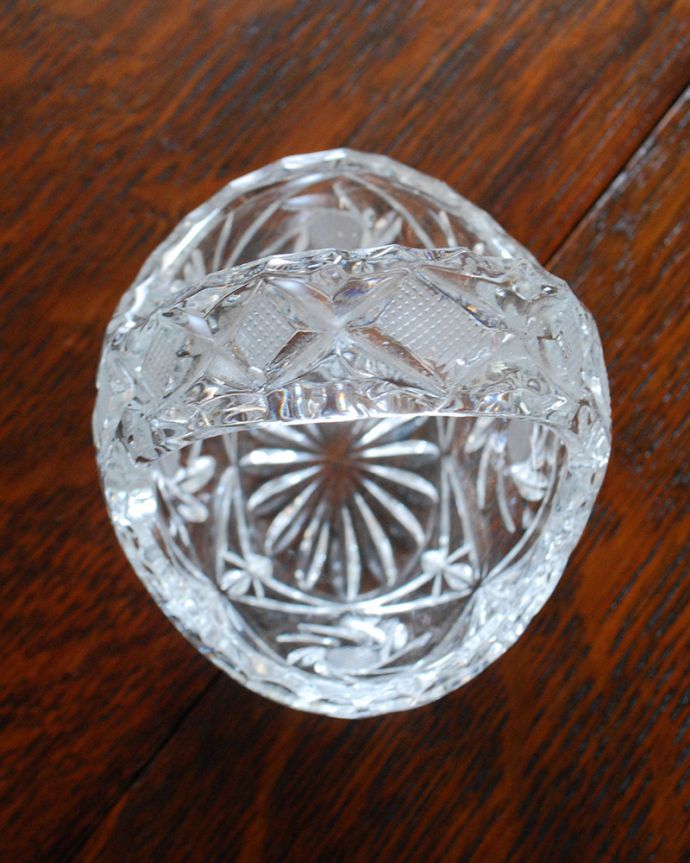 アンティーク 雑貨のガラス小物　アンティーク雑貨　何を入れても可愛い小さなガラスバスケット（アンティークプレスドグラス）。アンティークのため、多少の欠け・傷がある場合がありますが、使用上問題はありませんので、ご了承下さい。(pg-4181)