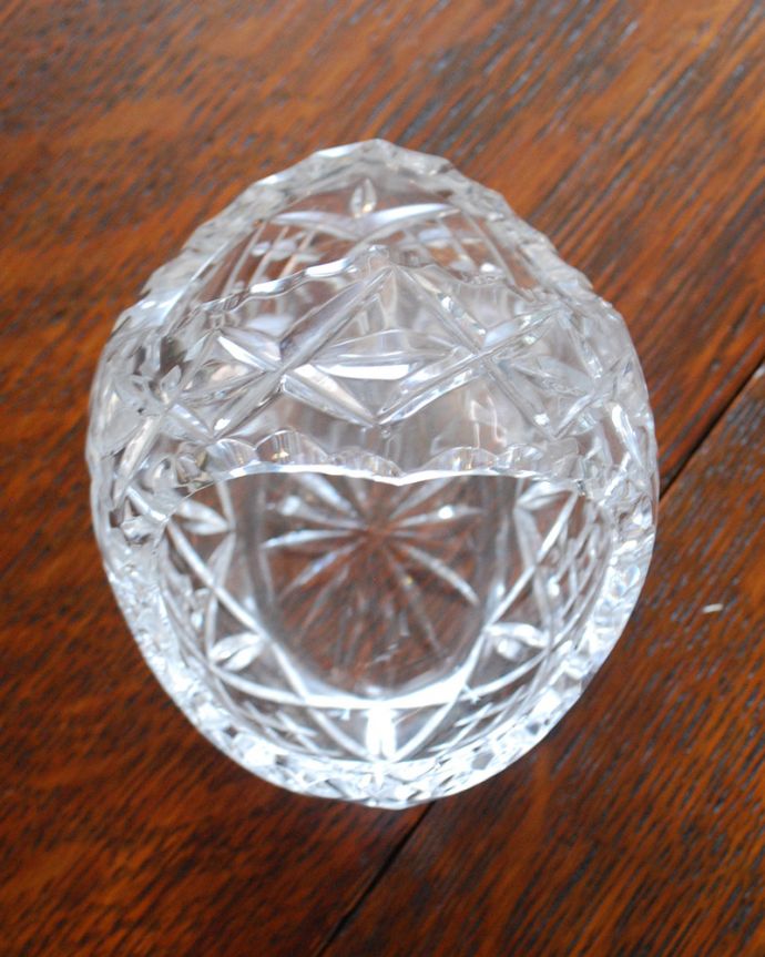 アンティーク 雑貨のガラス小物　アンティーク雑貨　カッティングが美しい小さなガラスのバスケット、アンティークプレスドグラス。上から見るとこんな感じです。(pg-4182)