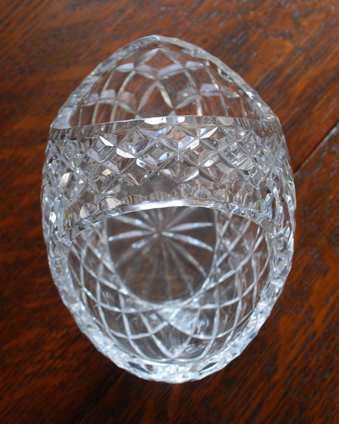 アンティーク 雑貨のガラス小物　アンティーク雑貨　ガラスのマルシェカゴ（バスケット）、輝くアンティークプレスドグラス。上から見るとこんな感じです。(pg-4183)