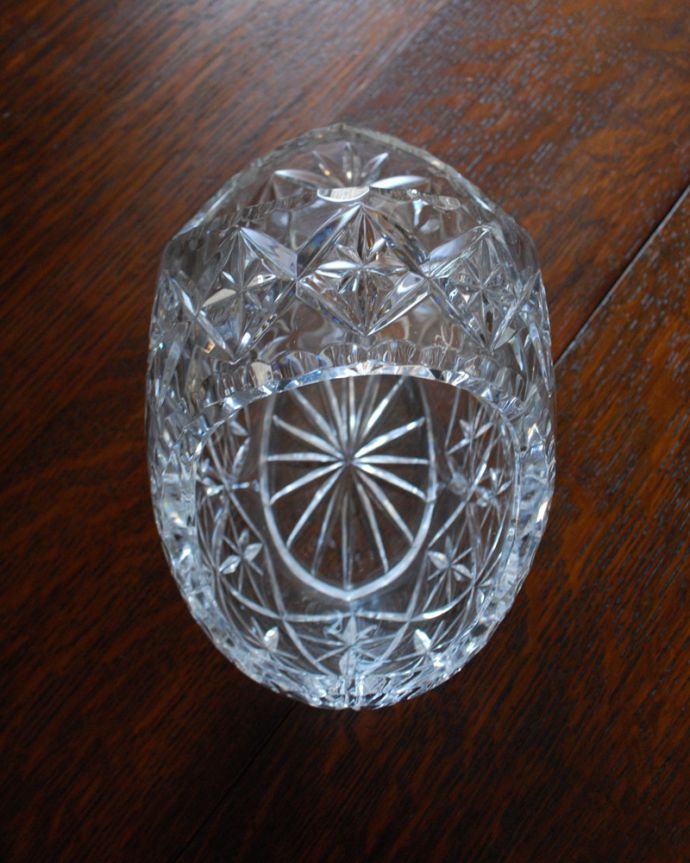 アンティーク 雑貨のガラス小物　アンティーク雑貨　アンティークのインテリア雑貨、ディスプレイにもピッタリなガラスバスケット（プレスドグラス）。上から見るとこんな感じです。(pg-4184)