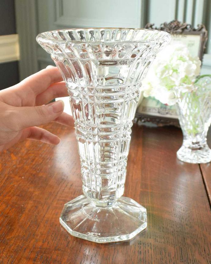 アンティーク 雑貨のガラス小物　アンティーク雑貨　毎日の暮らしにお花の彩りを与えてくれるガラスのフラワーベース（プレスドグラス）。そのまま置いておいても美しいシルエットです。(pg-4186)