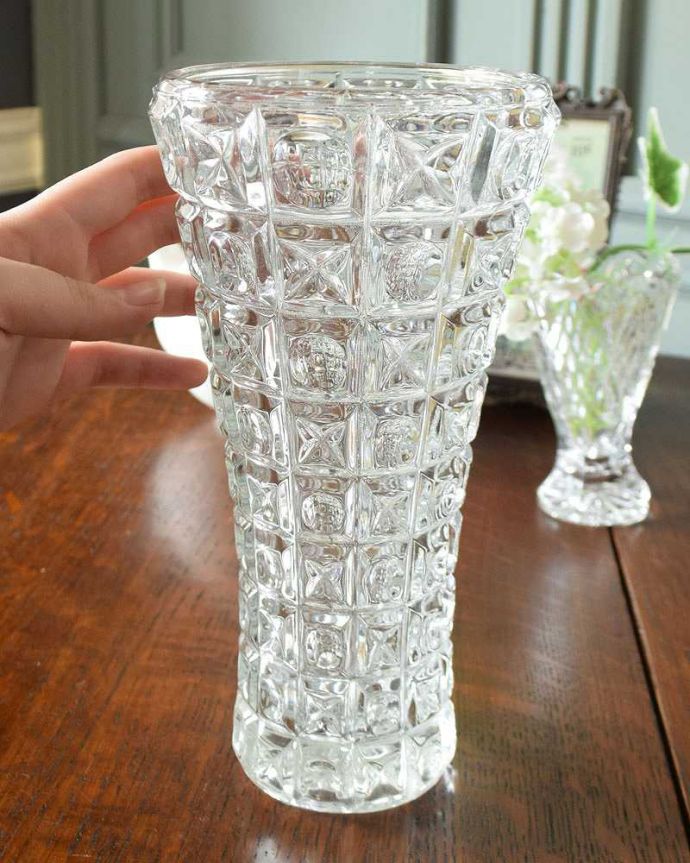 アンティーク 雑貨のガラス小物　アンティーク雑貨　お花×水玉模様が刻まれた、輝くアンティークプレスドグラス（フラワーベース）。置くだけで華やかな雰囲気大きなサイズの花器は、お家に1つは欲しいアイテム。(pg-4187)