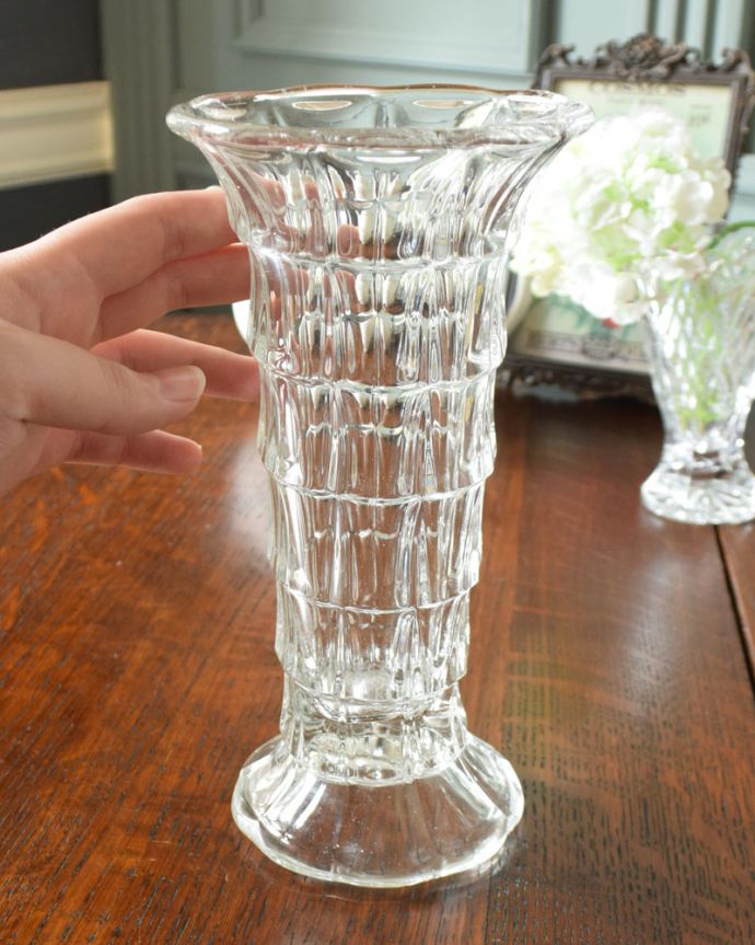 アンティーク 雑貨のガラス小物　アンティーク雑貨　お花のような可愛いシルエットのアンティークプレスドグラス、フラワーベース（花器）。置くだけで華やかな雰囲気大きなサイズの花器は、お家に1つは欲しいアイテム。(pg-4188)