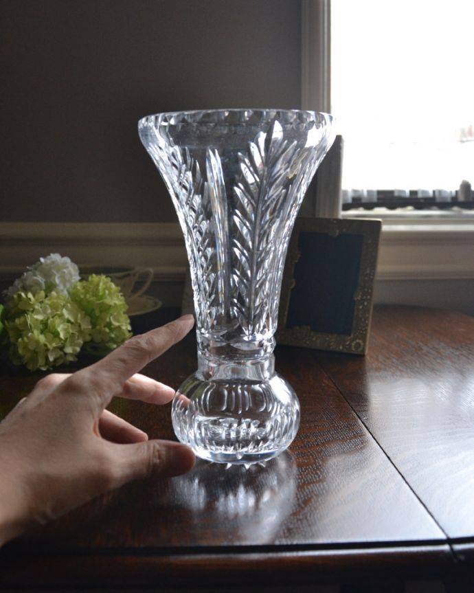 アンティーク 雑貨のガラス小物　アンティーク雑貨　お洒落なガラスのアンティークフラワーベースプレスドグラス。置いておくだけで華やかな存在感です。(pg-4189)