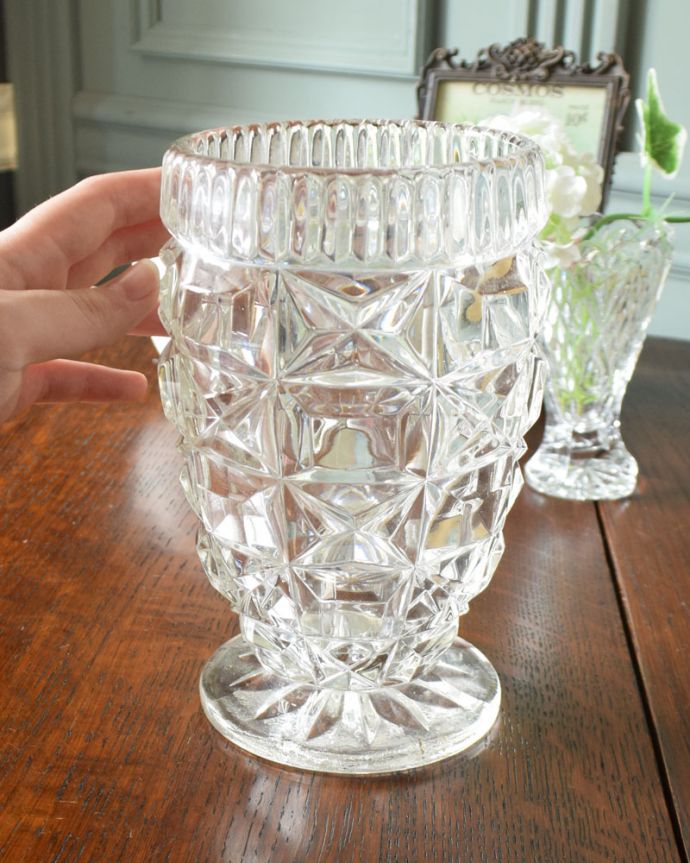 アンティーク 雑貨のガラス小物　アンティーク雑貨　アンティークガラスの輝くフラワーベース、ゴージャスなカッティングが美しいプレスドグラス。置いておくだけで華やかな存在感です。(pg-4190)