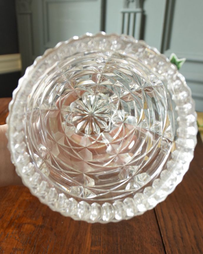 アンティーク 雑貨のガラス小物　アンティーク雑貨　アンティークガラスの輝くフラワーベース、ゴージャスなカッティングが美しいプレスドグラス。上から見ても美しいデザインです。(pg-4190)