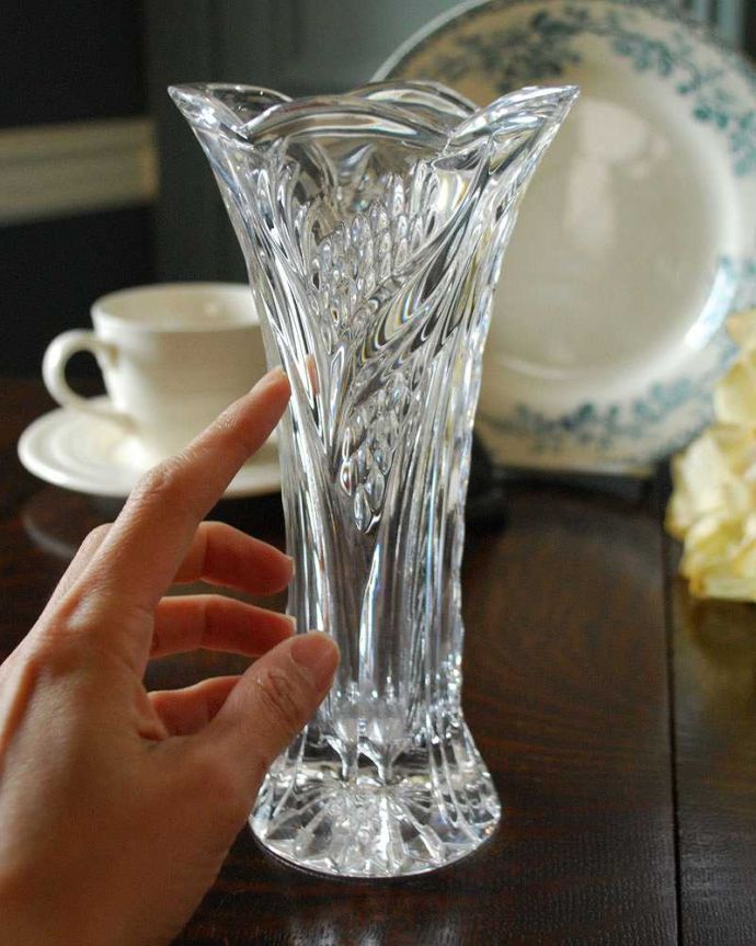 アンティーク 雑貨のガラス小物　アンティーク雑貨　品のある大人っぽいデザインのフラワーベース、アンティークプレスドグラス。置くだけで華やかな雰囲気大きなサイズの花器は、お家に1つは欲しいアイテム。(pg-4192)