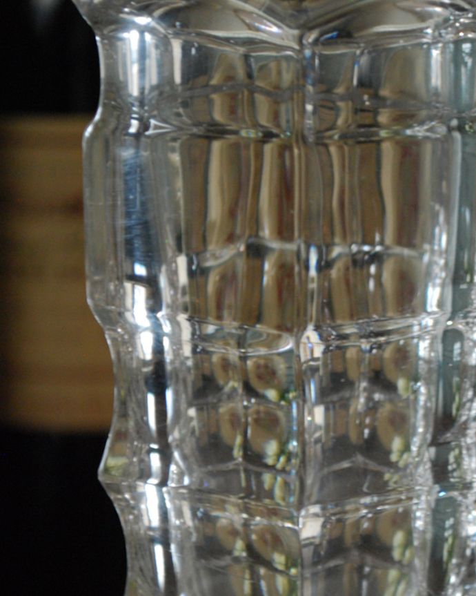 アンティーク 雑貨のガラス小物　アンティーク雑貨　アンティークのガラス雑貨、縁どりの華やかなプレスドグラスのフラワーベース。普段の生活にパッと華を添えてくれるアンティーク気軽に使えるアンティークのプレスドグラスの中で、もっとも英国らしいアイテムの花器。(pg-4193)