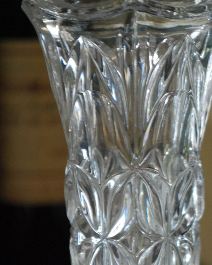 アンティーク 雑貨のガラス小物　アンティーク雑貨　きらきらカッティングが綺麗なアンティークプレスドグラス、フラワーベース（花器）。アンティークのため、多少の欠け・傷がある場合がありますが、使用上問題はありませんので、ご了承下さい。(pg-4195)