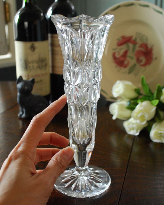 アンティーク 雑貨のガラス小物　アンティーク雑貨　きらきらカッティングが綺麗なアンティークプレスドグラス、フラワーベース（花器）。飾るだけで絵になる美しさ。(pg-4195)