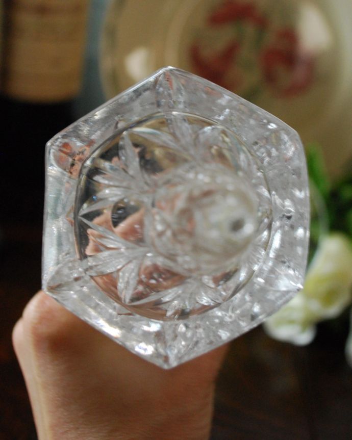 アンティーク 雑貨のガラス小物　アンティーク雑貨　きらきらカッティングが綺麗なアンティークプレスドグラス、フラワーベース（花器）。上から見るとこんな感じです。(pg-4195)