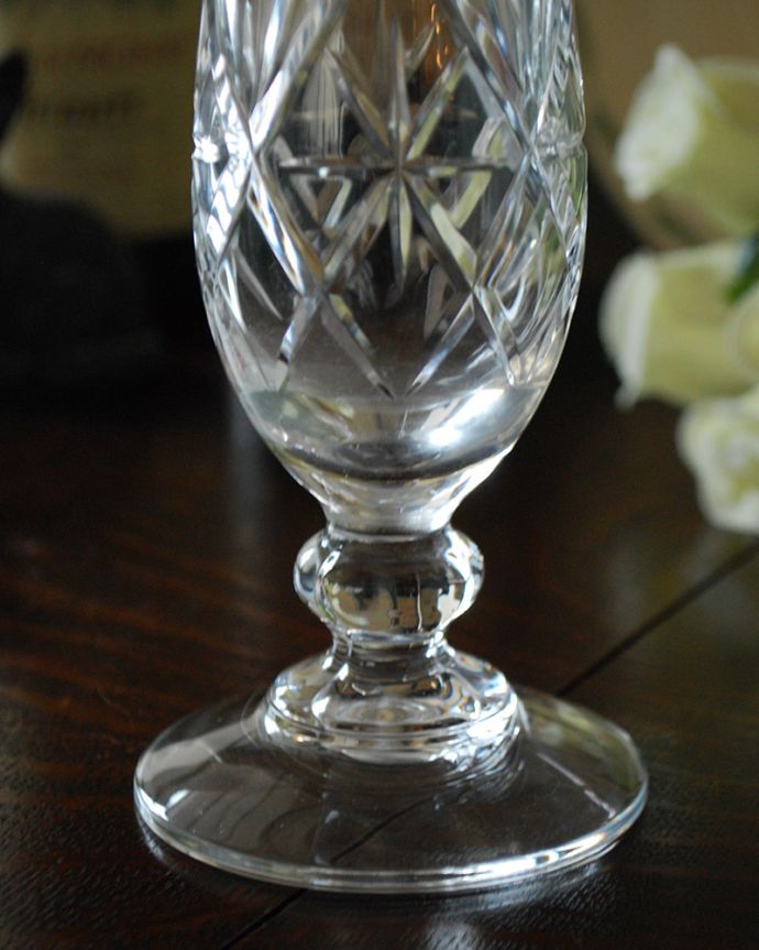 アンティーク 雑貨のガラス小物　アンティーク雑貨　お花の美しさを際立てるガラスの花器、イギリス輸入のアンティークプレスドグラス。普段の生活にパッと華を添えてくれる小さなアンティーク気軽に使えるアンティークのプレスドグラスの中で、もっとも英国らしいアイテムの花器。(pg-4196)