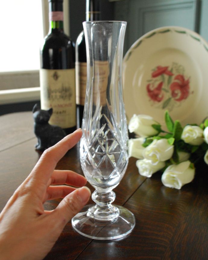 アンティーク 雑貨のガラス小物　アンティーク雑貨　お花の美しさを際立てるガラスの花器、イギリス輸入のアンティークプレスドグラス。キラキラ輝く美しさ置いておくだけでも絵になる花器。(pg-4196)