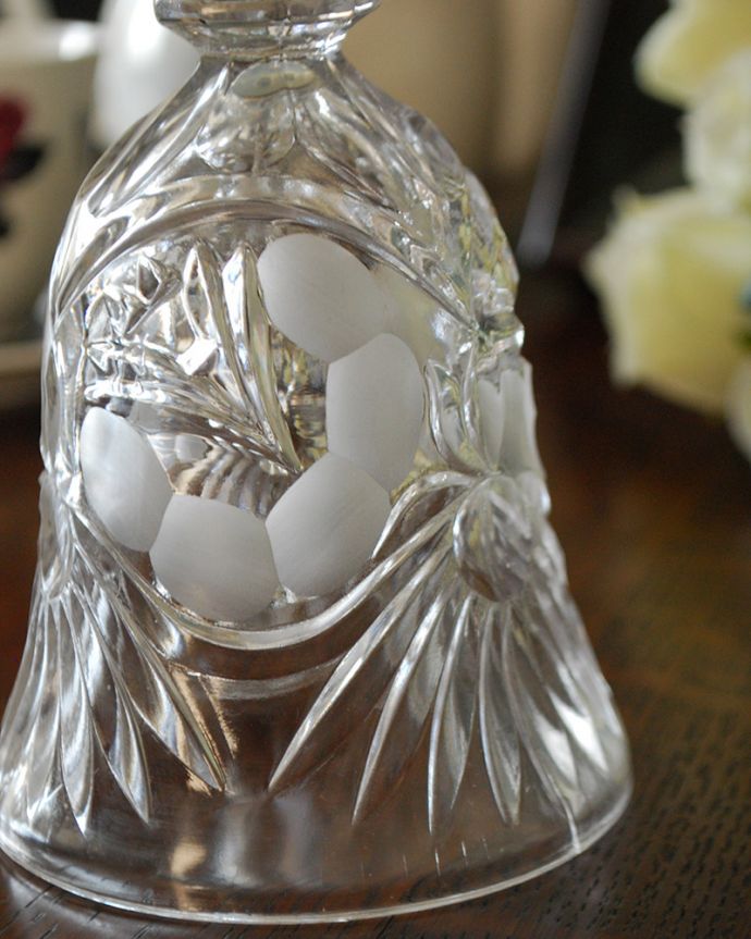 アンティーク 雑貨のガラス小物　アンティーク雑貨　お花が咲いた素敵なアンティークプレスドグラスのディナーベル。装飾も美しいガラスで出来たベル使用人を呼ぶために日常的に使われていたベル。(pg-4197)