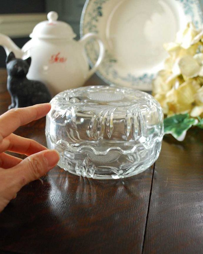 アンティーク 雑貨のガラス小物　アンティーク雑貨　リーフのカッティングがキラキラ輝くフタ付きアンティークガラスケース（プレスドグラス）。どこに置いても華やかなガラスのケースです。(pg-4199)
