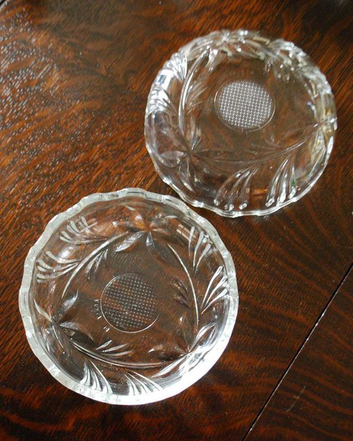 アンティーク 雑貨のガラス小物　アンティーク雑貨　リーフのカッティングがキラキラ輝くフタ付きアンティークガラスケース（プレスドグラス）。本体にも蓋にもリーフの爽やかなリーフのカッティングがデザインされています。(pg-4199)