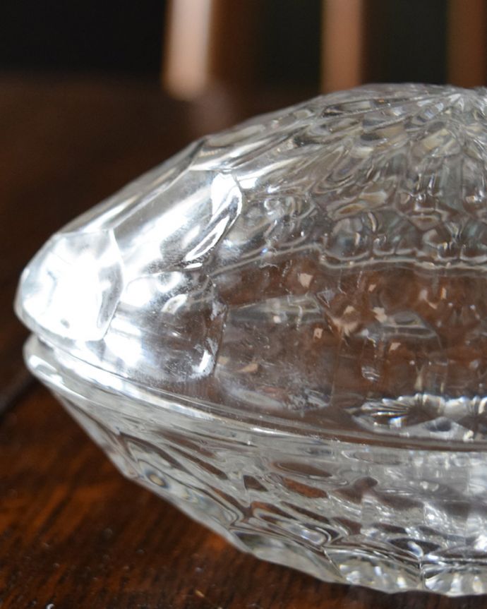 アンティーク 雑貨のガラス小物　アンティーク雑貨　アンティークのフタ付きガラスケース、コロンとしたシルエットが可愛いプレスドグラス。重ねても、別々でも･･･同じデザインの器を重ねて使うことが出来るプレスドグラス。(pg-4202)