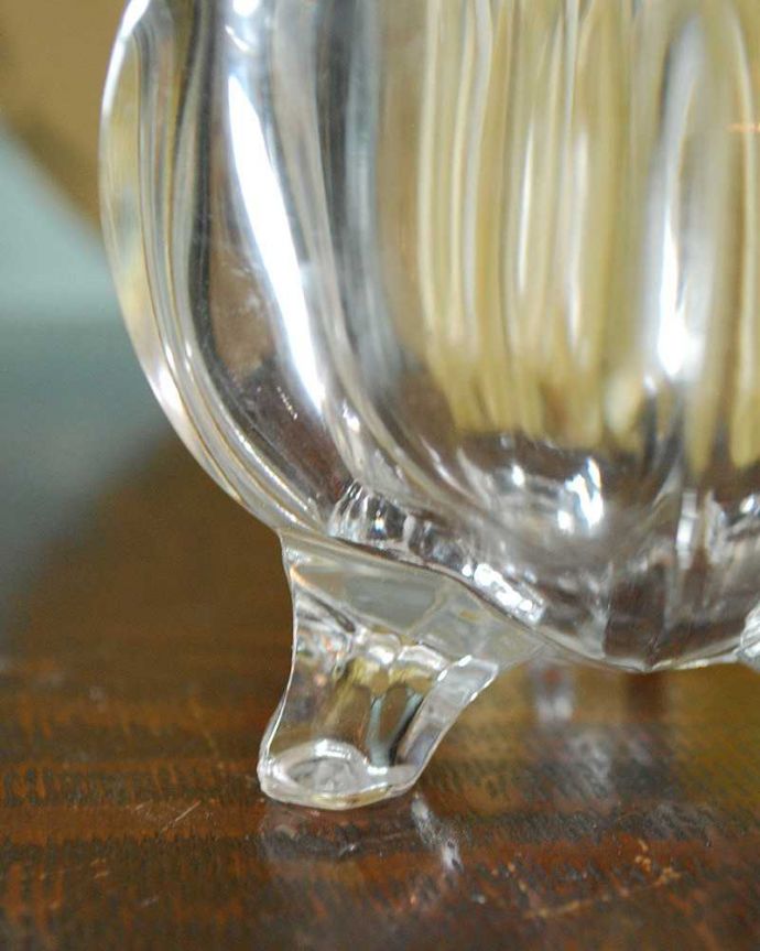 アンティーク 雑貨のガラス小物　アンティーク雑貨　ころんと可愛いかたちのフラワーベース、アンティークのプレスドグラス（ガラス留め付き）。可愛い脚がちょこんと付いています。(pg-4205)
