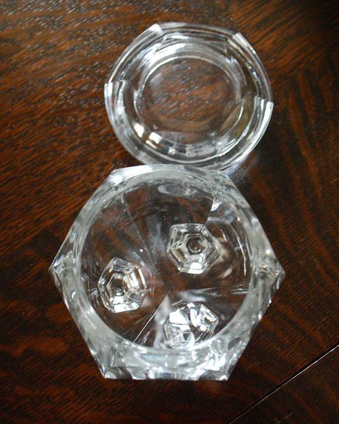 アンティーク 雑貨のガラス小物　アンティーク雑貨　ころんと可愛いかたちのフラワーベース、アンティークのプレスドグラス（ガラス留め付き）。花を生けるのに便利な仕切りがついてます。(pg-4205)