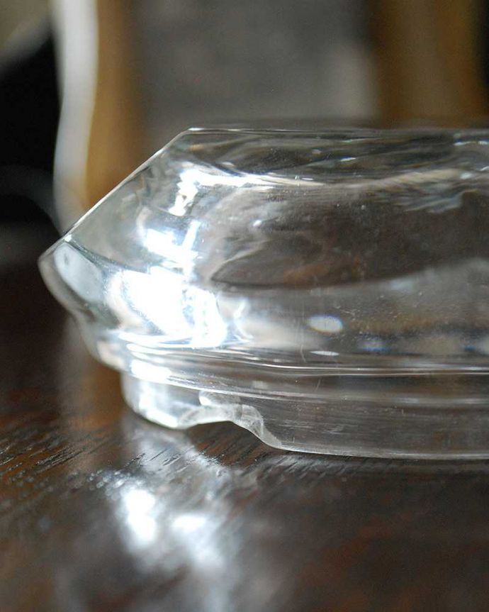 アンティーク 雑貨のガラス小物　アンティーク雑貨　ころんと可愛いかたちのフラワーベース、アンティークのプレスドグラス（ガラス留め付き）。アンティークのため、多少の欠け・傷がある場合がありますが、使用上問題はありませんので、ご了承下さい。(pg-4205)