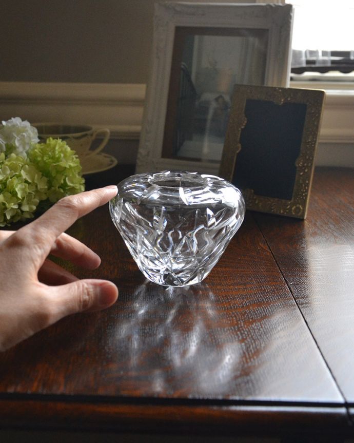 アンティーク 雑貨のガラス小物　アンティーク雑貨　シルエットが可愛いガラスボール（フラワーベース）、アンティークプレスドグラス。使いやすいサイズで、置くだけで絵になる美しさです。(pg-4208)