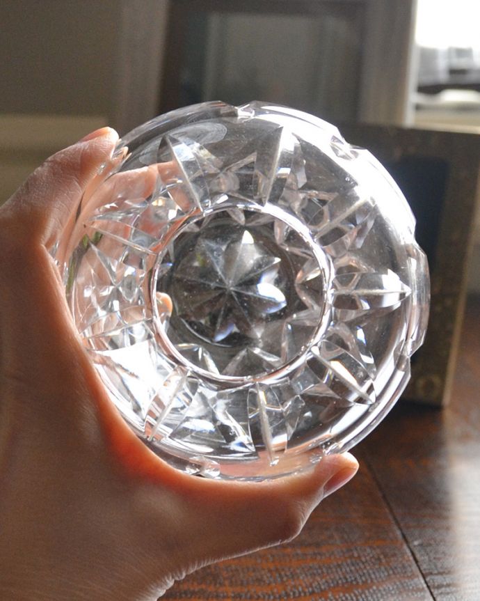 アンティーク 雑貨のガラス小物　アンティーク雑貨　シルエットが可愛いガラスボール（フラワーベース）、アンティークプレスドグラス。上から見ても美しくカッティングされています。(pg-4208)