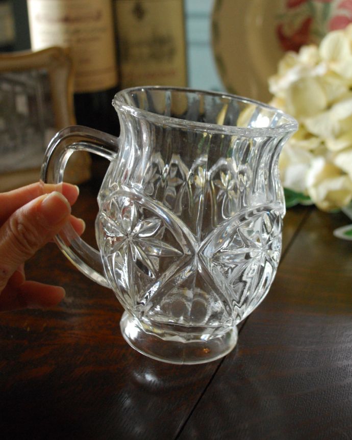 アンティーク 雑貨のガラス小物　アンティーク雑貨　大きなお花のガラスのピッチャー、アンティークプレスドグラス。持ち手もしっかり付いています昔と同じようにミルクを入れて使うのはもちろん使い方は自由自在。(pg-4209)