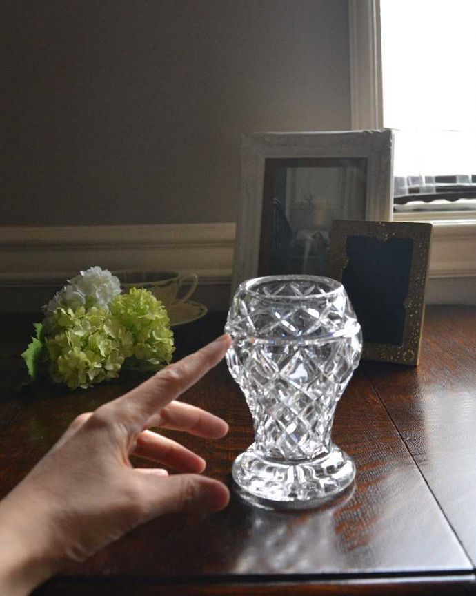 アンティーク 雑貨のガラス小物　アンティーク雑貨　ダイヤのカッティングが美しいフラワーベース、アンティークプレスドグラス。飾るだけで絵になる美しさ。(pg-4211)