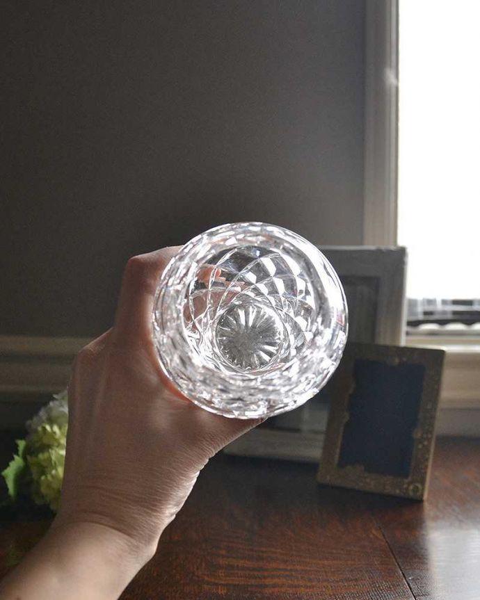 アンティーク 雑貨のガラス小物　アンティーク雑貨　ダイヤのカッティングが美しいフラワーベース、アンティークプレスドグラス。上から見ても美しく楽しめるデザインです。(pg-4211)
