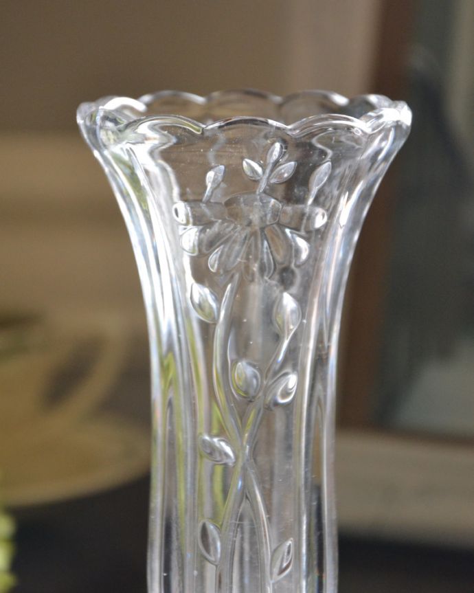 アンティーク 雑貨のガラス小物　アンティーク雑貨　お花のカッティングが可愛いガラスの花器、イギリス輸入のアンティークプレスドグラス。アンティークのため、多少の欠け・傷がある場合がありますが、使用上問題はありませんので、ご了承下さい。(pg-4212)