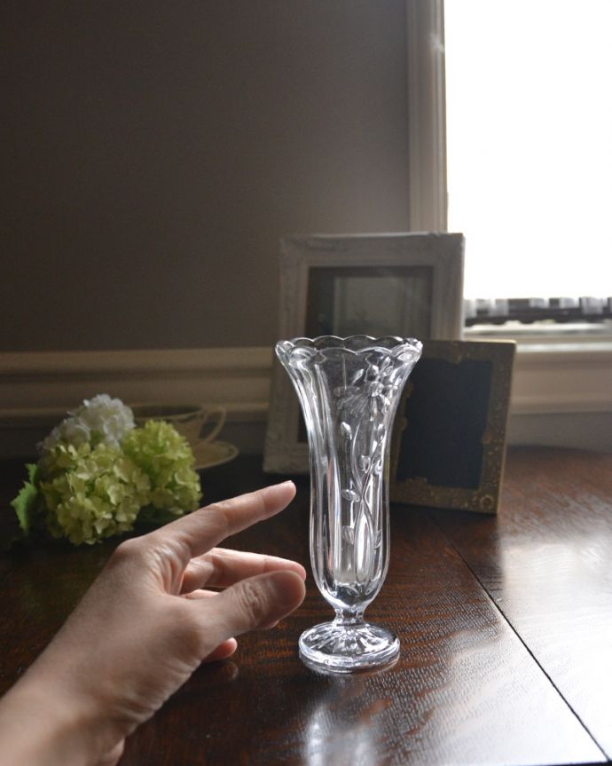 アンティーク 雑貨のガラス小物　アンティーク雑貨　お花のカッティングが可愛いガラスの花器、イギリス輸入のアンティークプレスドグラス。活けたお花を引き立ててくれます。(pg-4212)