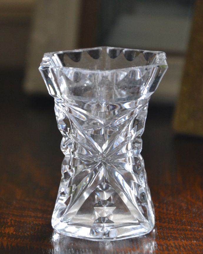 アンティーク 雑貨のガラス小物　アンティーク雑貨　小さくて可愛い人気の1輪挿し、アンティークプレスドグラスの花器。アンティークのため、多少の欠け・傷がある場合がありますが、使用上問題はありませんので、ご了承下さい。(pg-4219)