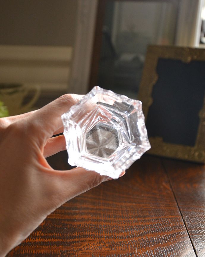 アンティーク 雑貨のガラス小物　アンティーク雑貨　小さくて可愛い人気の1輪挿し、アンティークプレスドグラスの花器。上から見ても美しく楽しめるデザインです。(pg-4219)