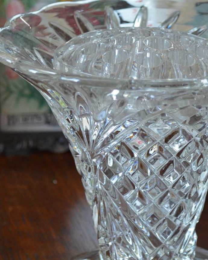 アンティーク 雑貨のガラス小物　アンティーク雑貨　ダイヤカットが美しい、ガラス留めが付いたアンティークのフラワーベース（花器）。光が当たるときらきら輝きます。(pg-4223)