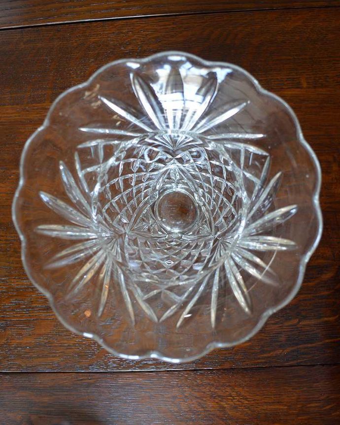 アンティーク 雑貨のガラス小物　アンティーク雑貨　ダイヤカットが美しい、ガラス留めが付いたアンティークのフラワーベース（花器）。上から見ても美しいカッティングです。(pg-4223)