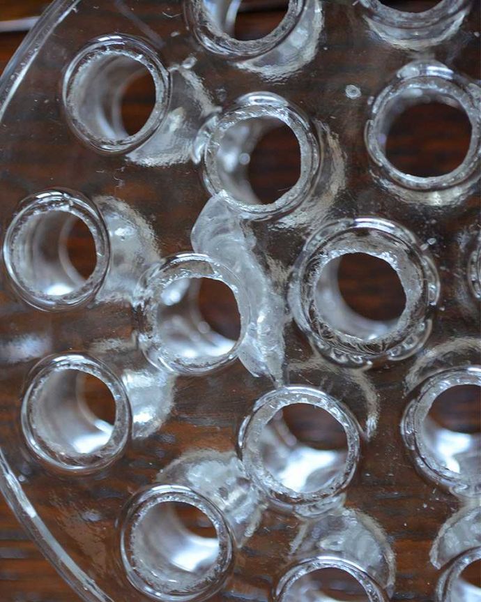 アンティーク 雑貨のガラス小物　アンティーク雑貨　ダイヤカットが美しい、ガラス留めが付いたアンティークのフラワーベース（花器）。アンティークのため、多少の欠け・傷がある場合がありますが、使用上問題はありませんので、ご了承下さい。(pg-4223)