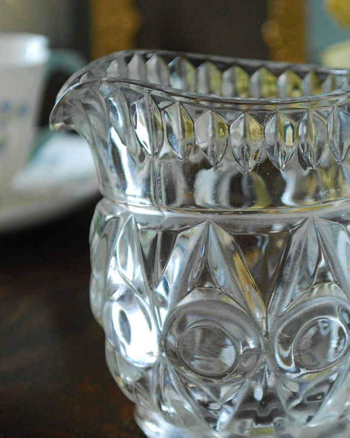 アンティーク 雑貨のガラス小物　アンティーク雑貨　花器として使えるガラスピッチャー、アンティークのプレスドグラス。アンティークのため、多少の欠け・傷がある場合がありますが、使用上問題はありませんので、ご了承下さい。(pg-4225)