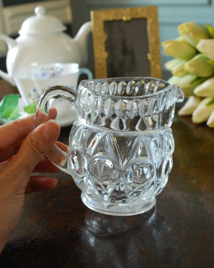 アンティーク 雑貨のガラス小物　アンティーク雑貨　花器として使えるガラスピッチャー、アンティークのプレスドグラス。使いやすいサイズでフラワーベースとしてもおススメです。(pg-4225)