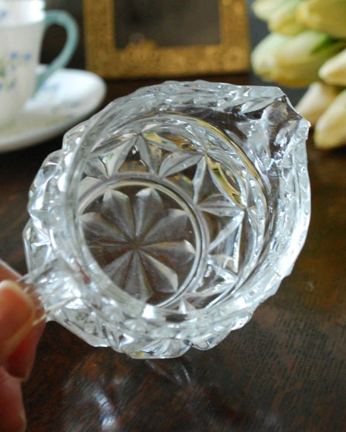 アンティーク 雑貨のガラス小物　アンティーク雑貨　花器として使えるガラスピッチャー、アンティークのプレスドグラス。上から見ても美しくカッティングされています。(pg-4225)