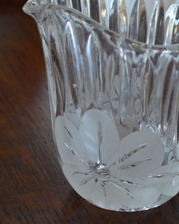 アンティーク 雑貨のガラス小物　アンティーク雑貨　大きなお花が可愛いアンティークプレスドグラス、ガラスのミルクポット（ミニピッチャー）。お茶の時間に欠かせないミルクピッチャーミルクティーが大好きな英国人が作ったガラスのミルクピッチャーは、たっぷりミルクが注げるようにサイズが大きめです。(pg-4226)