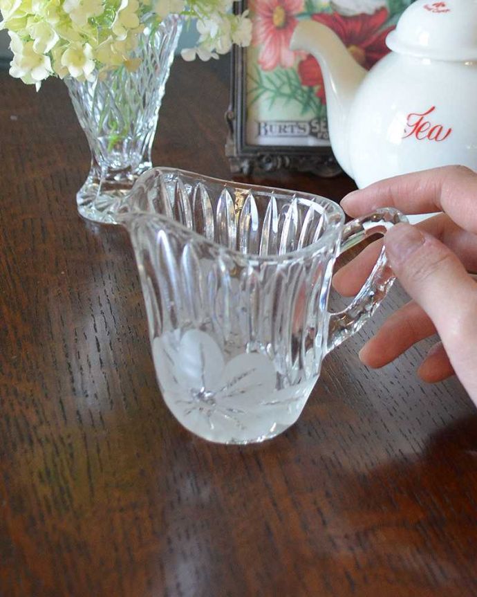 アンティーク 雑貨のガラス小物　アンティーク雑貨　大きなお花が可愛いアンティークプレスドグラス、ガラスのミルクポット（ミニピッチャー）。持ち手もしっかり付いています昔と同じようにミルクを入れて使うのはもちろん使い方は自由自在。(pg-4226)