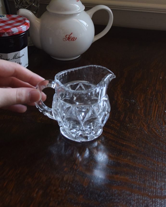 アンティーク 雑貨のガラス小物　アンティーク雑貨　カフェタイムが楽しくなる、小さなガラスピッチャー（ミルクポット）アンティークプレスドグラス。使いやすいサイズでフラワーベースとしてもおススメです。(pg-4227)