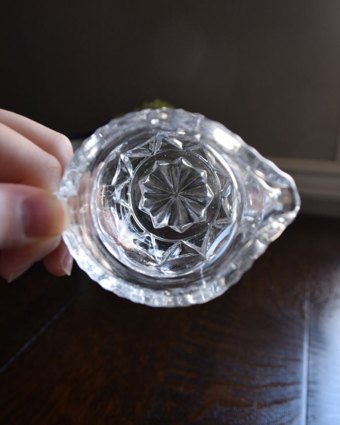 アンティーク 雑貨のガラス小物　アンティーク雑貨　カフェタイムが楽しくなる、小さなガラスピッチャー（ミルクポット）アンティークプレスドグラス。上から見ても美しくカッティングされています。(pg-4227)
