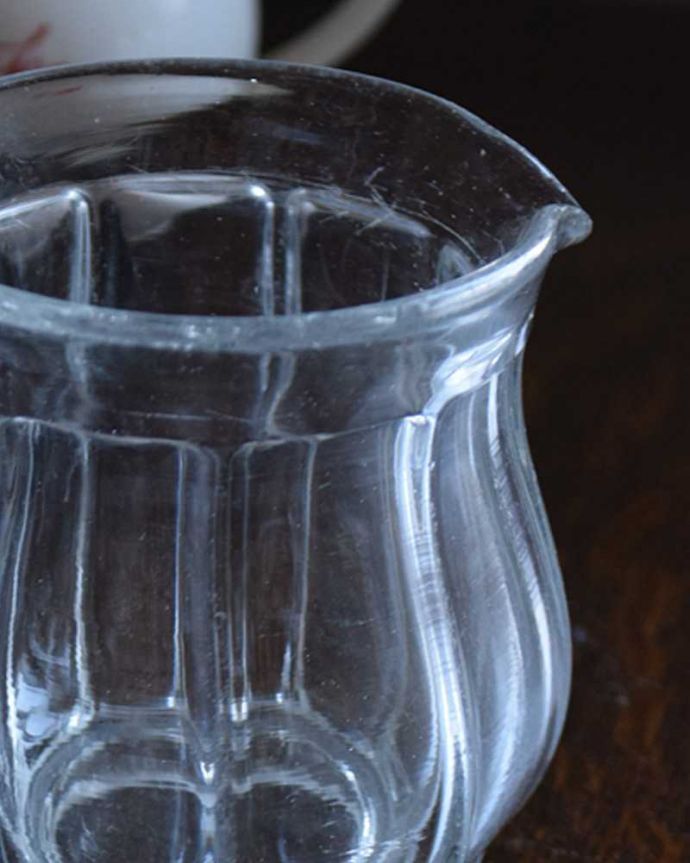 アンティーク 雑貨のガラス小物　アンティーク雑貨　アンティークのプレスドグラス、ストライプ模様のミルクポット（ミルクピッチャー）。お茶の時間に欠かせないミルクピッチャーミルクティーが大好きな英国人が作ったガラスのミルクピッチャーは、たっぷりミルクが注げるようにサイズが大きめです。(pg-4228)