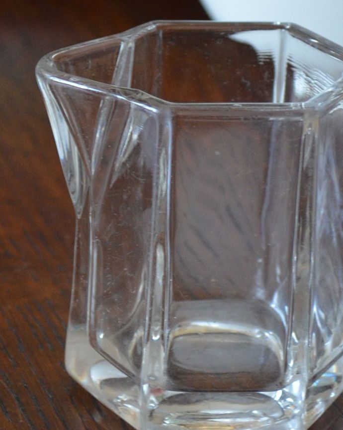 アンティーク 雑貨のガラス小物　アンティーク雑貨　シロップやミルクポットにピッタリな小さなガラスピッチャー、アンティークプレスドグラス。アンティークのため、多少の欠け・傷がある場合がありますが、使用上問題はありませんので、ご了承下さい。(pg-4229)