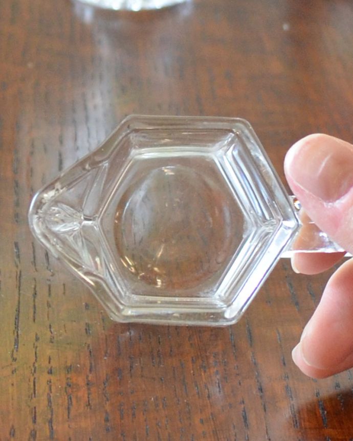 アンティーク 雑貨のガラス小物　アンティーク雑貨　シロップやミルクポットにピッタリな小さなガラスピッチャー、アンティークプレスドグラス。上から見るとこんな感じです。(pg-4229)