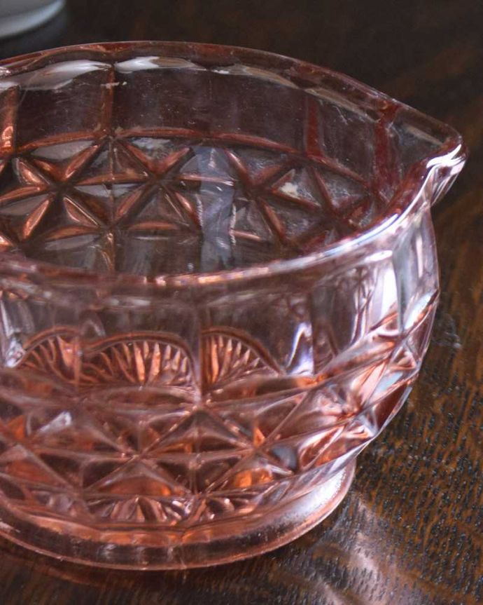 アンティーク 雑貨のガラス小物　アンティーク雑貨　可愛いピンクのピッチャー、アンティーク プレスドグラス。アンティークのため、多少の欠け・傷がある場合がありますが、使用上問題はありませんので、ご了承下さい。(pg-4231)