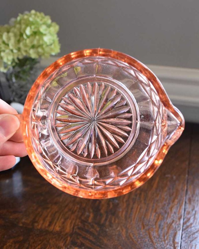 アンティーク 雑貨のガラス小物　アンティーク雑貨　可愛いピンクのピッチャー、アンティーク プレスドグラス。上から見るとこんな感じです。(pg-4231)