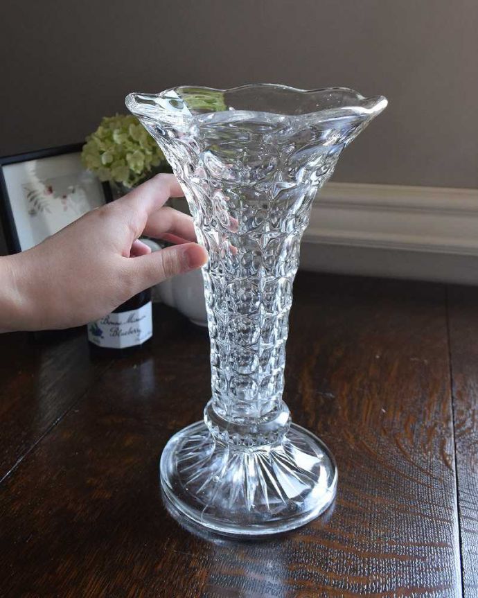 アンティーク 雑貨のガラス小物　アンティーク雑貨　スラッと背が高くて美しいアンティークプレスドグラス（フラワーベース）。置くだけで華やかな雰囲気大きなサイズの花器は、お家に1つは欲しいアイテム。(pg-4233)