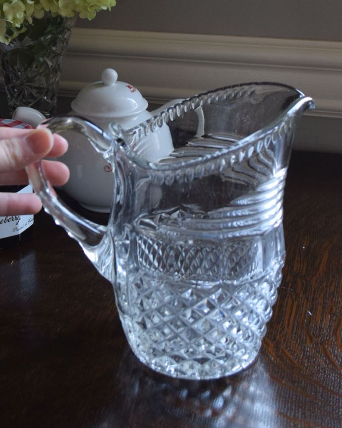 アンティーク 雑貨のガラス小物　アンティーク雑貨　シルエットも美しい大きなガラスピッチャー（アンティークのプレスドグラス）。お花を入れてフラワーベースとしても素敵にお使いいただけます。(pg-4238)